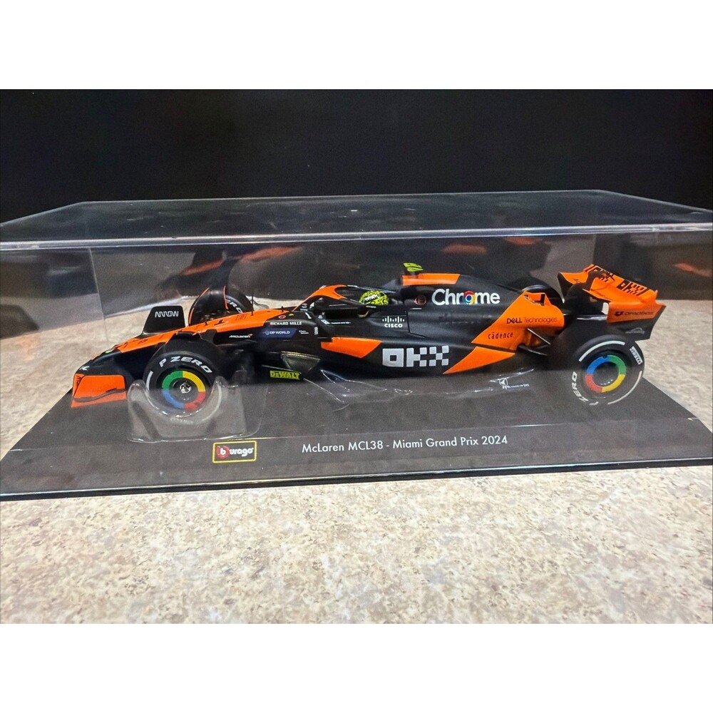 Bburago McLaren MCL38 Miami Grand Prix 2024 – Lando Norris #4  1:24 display case